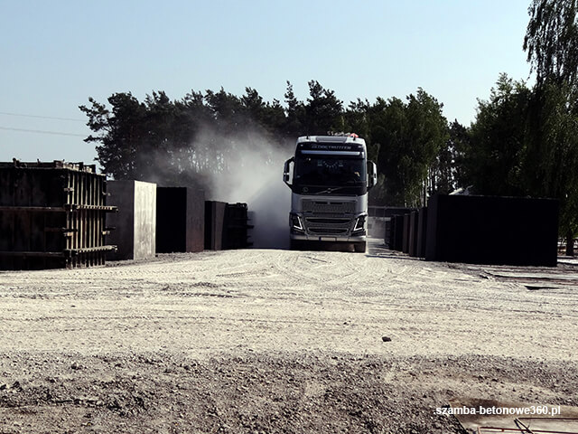 Magazyn szamb betonowych gotowych do transportu do Pilzno - certyfikowane zbiorniki z atestem